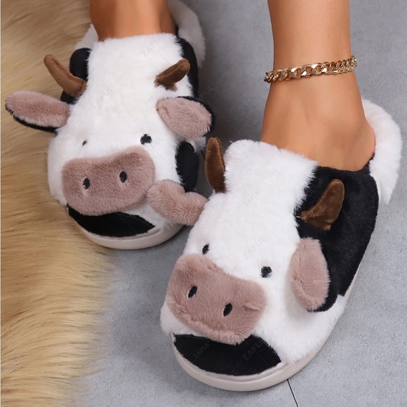 Cow Slippers 🐮 - Picture 3 of 6